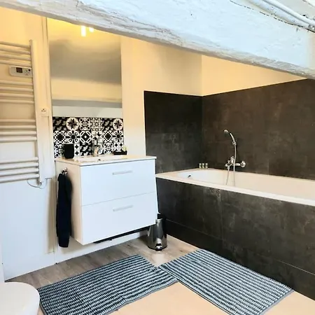 Meilleure Localisation A Cannes, Palais Des Festivals, Rue D'antibes, Charme Mansardes, Plafonds Bas A Certains Endroits Lejlighed