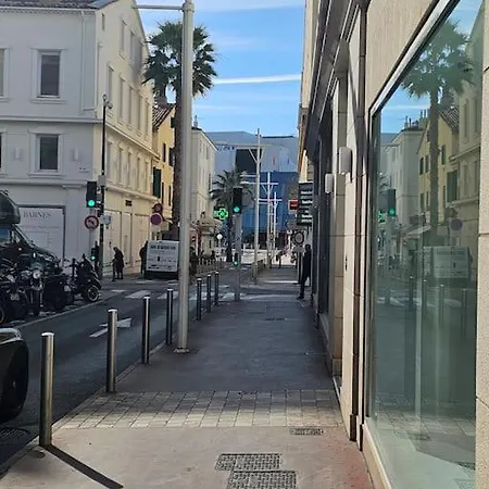 Meilleure Localisation A Cannes, Palais Des Festivals, Rue D'antibes, Charme Mansardes, Plafonds Bas A Certains Endroits Lejlighed Cannes