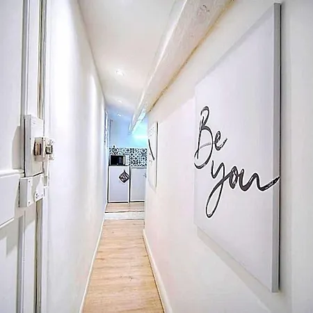 Meilleure Localisation A Cannes, Palais Des Festivals, Rue D'antibes, Charme Mansardes, Plafonds Bas A Certains Endroits