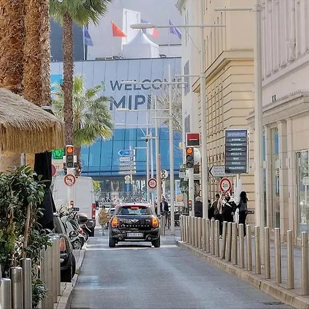 Meilleure Localisation A Cannes, Palais Des Festivals, Rue D'antibes, Charme Mansardes, Plafonds Bas A Certains Endroits *