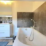 Apartment Meilleure Localisation A Cannes, Palais Des Festivals, Rue D'antibes, Charme Mansardes, Plafonds Bas A Certains Endroits *