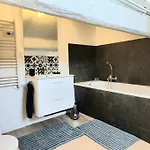 Meilleure Localisation A Cannes, Palais Des Festivals, Rue D'antibes, Charme Mansardes, Plafonds Bas A Certains Endroits Apartment