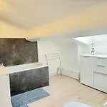 Apartment Meilleure Localisation A Cannes, Palais Des Festivals, Rue D'antibes, Charme Mansardes, Plafonds Bas A Certains Endroits Cannes