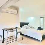 Meilleure Localisation A Cannes, Palais Des Festivals, Rue D'antibes, Charme Mansardes, Plafonds Bas A Certains Endroits