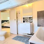 Meilleure Localisation A Cannes, Palais Des Festivals, Rue D'antibes, Charme Mansardes, Plafonds Bas A Certains Endroits Apartment *