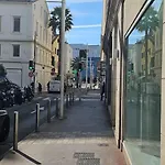 Meilleure Localisation A Cannes, Palais Des Festivals, Rue D'antibes, Charme Mansardes, Plafonds Bas A Certains Endroits Apartment Cannes