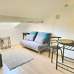Meilleure Localisation A Cannes, Palais Des Festivals, Rue D'antibes, Charme Mansardes, Plafonds Bas A Certains Endroits *