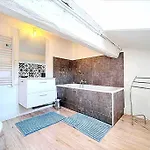 Meilleure Localisation A Cannes, Palais Des Festivals, Rue D'antibes, Charme Mansardes, Plafonds Bas A Certains Endroits Apartment