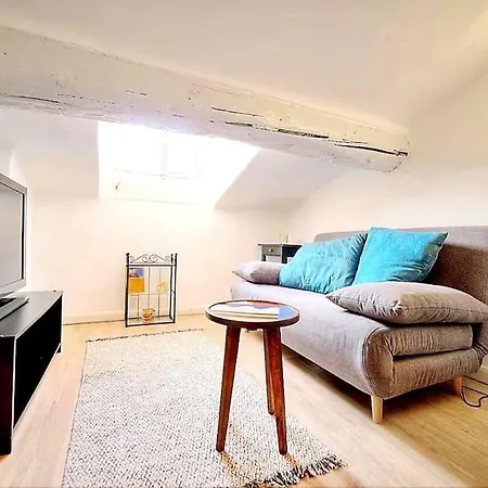Apartment Meilleure Localisation A Cannes, Palais Des Festivals, Rue D'antibes, Charme Mansardes, Plafonds Bas A Certains Endroits Cannes