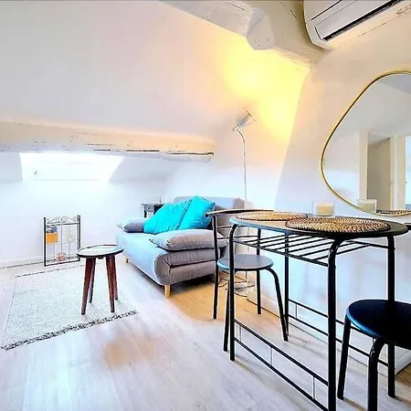 Apartment Meilleure Localisation A Cannes, Palais Des Festivals, Rue D'antibes, Charme Mansardes, Plafonds Bas A Certains Endroits *
