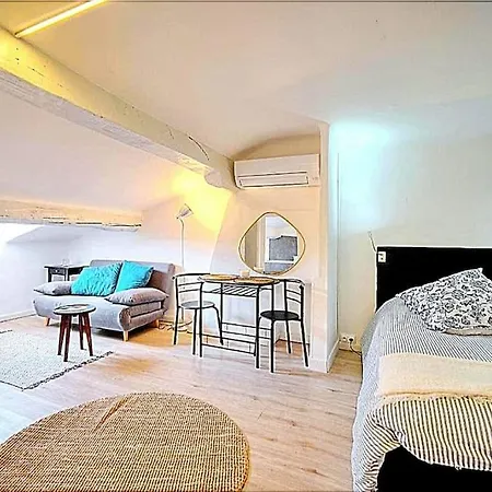 Meilleure Localisation A Cannes, Palais Des Festivals, Rue D'antibes, Charme Mansardes, Plafonds Bas A Certains Endroits Apartment Cannes