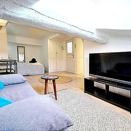Meilleure Localisation A Cannes, Palais Des Festivals, Rue D'antibes, Charme Mansardes, Plafonds Bas A Certains Endroits Apartment