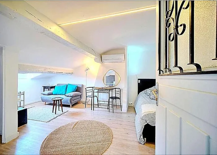 Palais Des Festivals Et Rue D'antibes Charme Mansardes *