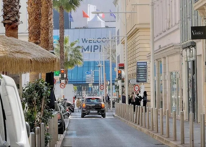 Palais Des Festivals Et Rue D'antibes Charme Mansardes *