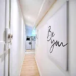 Meilleure Localisation A Cannes, Palais Des Festivals, Rue D'antibes, Charme Mansardes, Plafonds Bas A Certains Endroits