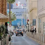 Meilleure Localisation A Cannes, Palais Des Festivals, Rue D'antibes, Charme Mansardes, Plafonds Bas A Certains Endroits *