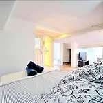 Meilleure Localisation A Cannes, Palais Des Festivals, Rue D'antibes, Charme Mansardes, Plafonds Bas A Certains Endroits * קאן
