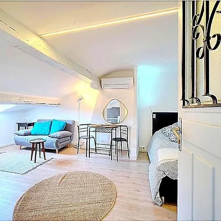 Meilleure Localisation A Cannes, Palais Des Festivals, Rue D'antibes, Charme Mansardes, Plafonds Bas A Certains Endroits *