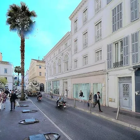 Meilleure Localisation A Cannes, Palais Des Festivals, Rue D'antibes, Charme Mansardes, Plafonds Bas A Certains Endroits *